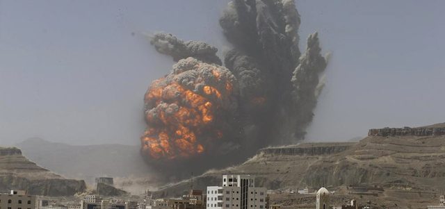 ارتفاع الدخان خلال غارة جوية على مستودع للأسلحة يسيطر عليه الحوثيون على جبل يطل على صنعاء. رويترز