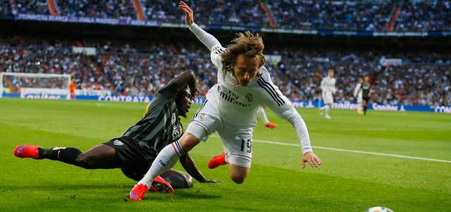 مودريتش تعرض لالتواء في أربطة الركبة خلال لقاء ملقة في الدوري الاسباني. أ.ب