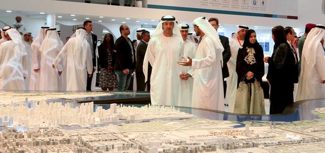 هزاع بن زايد جال في أجنحة الشركات والهيئات المشاركة بـ&laquo;سيتي سكيب أبوظبي&raquo;.

تصوير: نجيب محمد