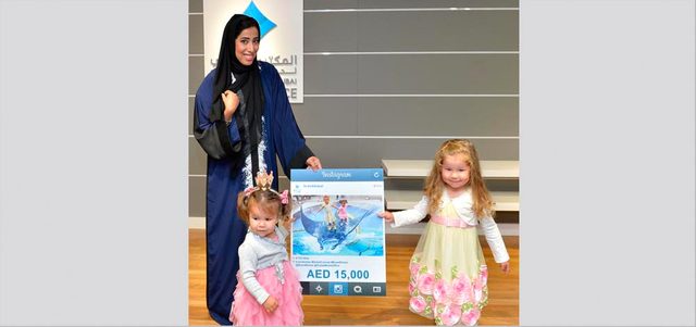 ..وتسلم طفلتين جائزة المرتبة الثانية. من المصدر