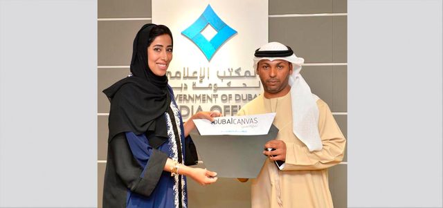 منى المري خلال تكريمها عدد من المشاركين في فعاليات المهرجان. من المصدر