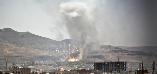 النيران تشتعل بعد قصف «عاصفة الحزم» مخازن صواريخ للحوثيين في صنعاء.     أ.ف.ب