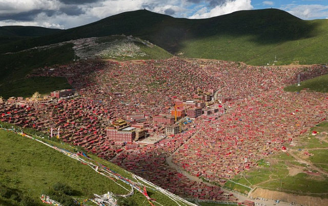 منطقة"سيرتار"بالصين، التى تضم أكبر مدرسة فى العالم للبوذية، يعيش فيها أكثر من 40 ألف راهب وراهبة وتتميز المنطقة بمناظرها الخلابة وتضاريسها الوعرة .