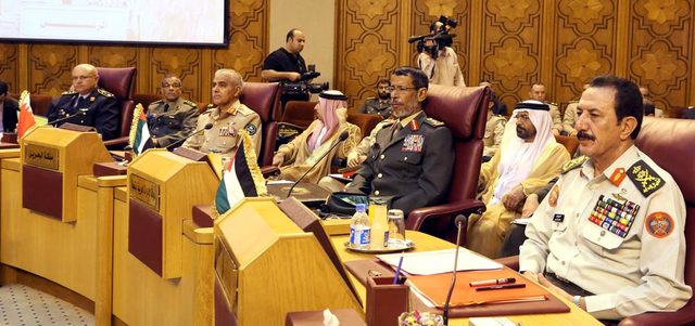 الفريق الركن حمد الرميثي (الثاني من اليمين) مع رؤساء أركان آخرين خلال اجتماع رؤساء الأركان الجيوش العربية أمس. رويترز