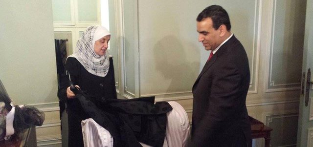 إحدى قريبات عبدالحليم حافظ في استقبال الوزير. الإمارات اليوم