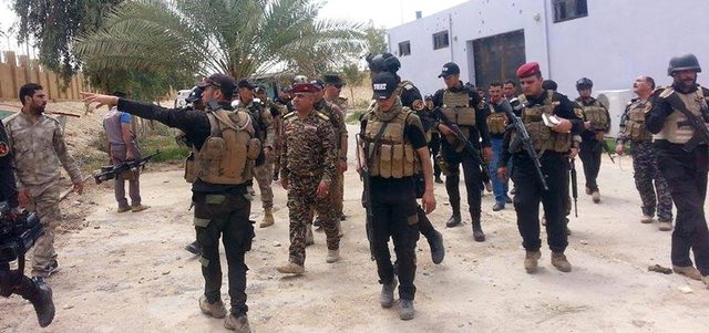 قوات الأمن العراقية والموالون لها يستعدون لمهاجمة «داعش» على جسر الحوز في الرمادي. أ.ب