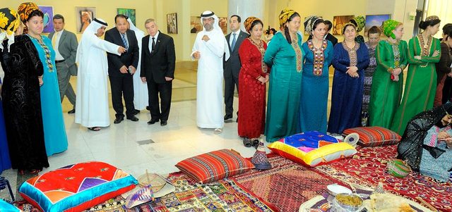 الجمهور التركماني أعجب بالمشغولات والمعروضات التي أبرزت ثقافة الشعب الإماراتي.

من المصدر