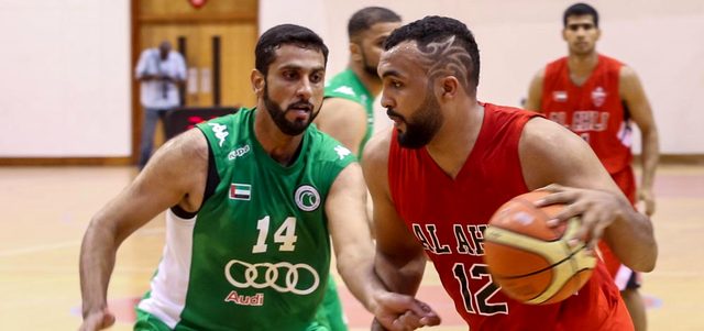 لاعب سلة الأهلي قيس عمر خلال لقاء فريقه والشباب مطلع الشهر الجاري في ذهاب الدور النهائي للدوري العام لكرة السلة. تصوير: أشوك فيرما