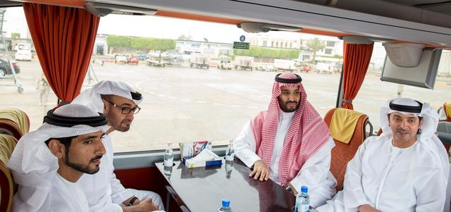 محمد بن زايد ومحمد بن سلمان وحمدان بن محمد وهزاع بن زايد خلال تفقدهم قواتنا في عملية إعادة الأمل. وام