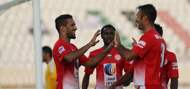 فوسينيتش وعلي مبخوت يحتفلان بالفوز على الشارقة. تصوير: مصطفى قاسمي