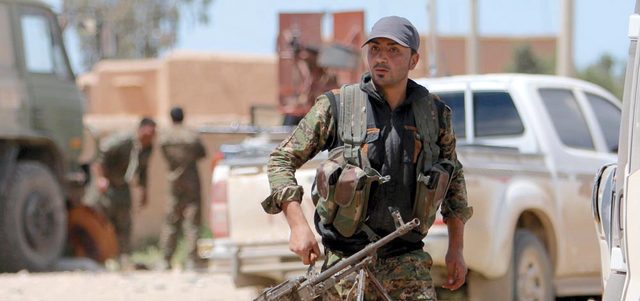 مقاتل‭ ‬من‭ ‬«وحدات‭ ‬حماية‭ ‬الشعب‭ ‬الكردي»‭ ‬يحمل‭ ‬سلاحه‭ ‬بالقرب‭ ‬من‭ ‬خط‭ ‬المواجهة‭ ‬ضد‭ ‬مقاتلي‭ ‬«داعش» ‬في‭ ‬الريف‭ ‬الجنوبي‭ ‬من‭ ‬رأس‭ ‬العين‭.  ‬رويترز