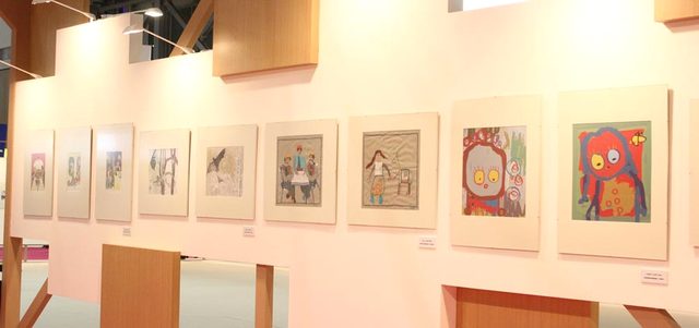 لوحات «المعرض» شملت مدارس فنية عدة.. منها التجريدية والتعبيرية والتكعيبية.  من المصدر