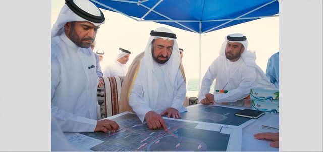 سلطان القاسمي يطلع على مخططات المشروعات الجديدة في دبا الحصن. من المصدر