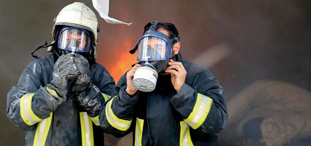 عنصران‭ ‬من‭ ‬الدفاع‭ ‬المدني‭ ‬يرتديان‭ ‬قناعين‭ ‬واقيين‭ ‬من‭ ‬الغاز‭ ‬بالقرب‭ ‬من‭ ‬حريق‭ ‬ناجم‭ ‬عن‭ ‬إلقاء‭ ‬القوات‭ ‬النظامية‭ ‬برميلاً‭ ‬متفجراً‭ ‬على‭ ‬حي‭ ‬الصالحين‭ ‬في‭ ‬حلب‭. ‬ رويترز