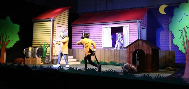 ظهر خلال العرض (تودلز، وسبايك، وبوتش)، وهي شخصيات محببة جداً للأطفال في سلسلة «توم وجيري». من المصدر