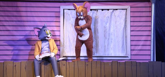 «توم» و«جيري» على الخشبة. من المصدر