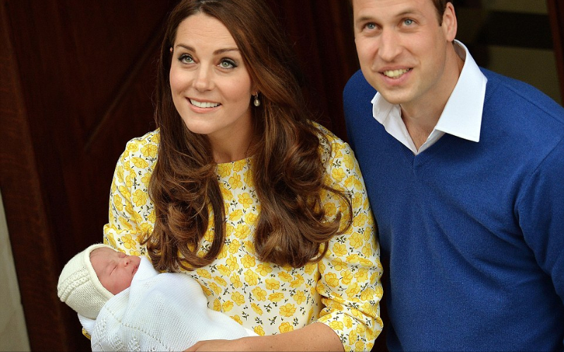 أنجبت كايت ميدلتون زوجة الأمير وليام، يوم أمس، طفلة ستكون الرابعة في ترتيب خلافة عرش إنجلترا، حسبما أعلن قصر كنسينغتون.وقال القصر في بيان إن "دوقة كامبريدج أنجبت من دون مضاعفات ابنة عند الساعة 8.34 صباحاً"، لافتا إلى أن المولودة تزن 3.7 كيلوغرامات وإلى أن الأمير وليام كان حاضراً. وكالات