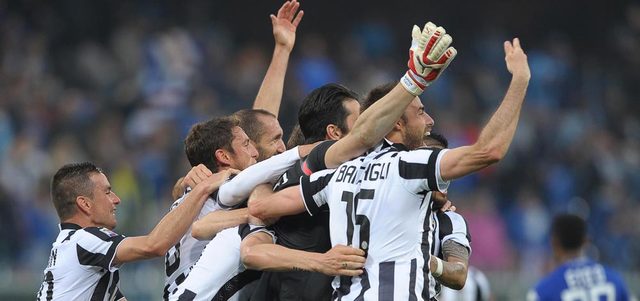 نجوم يوفنتوس يحتفلون بعد فوزهم بلقب الدوري الإيطالي. أ.ف.ب