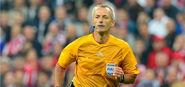 الحكم الإنجليزي مارتن أتكينسون.   أ.ف.ب