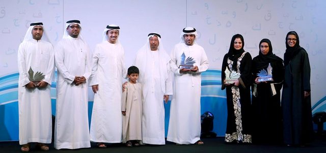 عبدالله بن زايد يتوسط الفائزين بالجائزة بحضور راشد عبدالله النعيمي ونورة الكعبي وجمال الشحي. تصوير: نجيب محمد