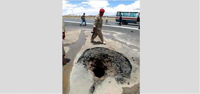 حفرة بالقرب من موقع للحوثيين قصفته طائرات التحالف. أ.ف.ب