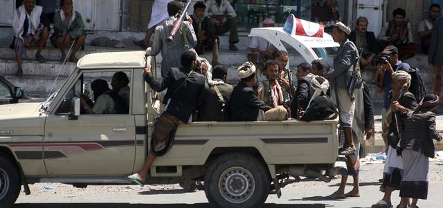 مقاتلون من أنصار الرئيس اليمني خلال المواجهات مع الحوثيين في تعز. أ.ف.ب