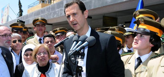 الأسد حذّر خلال زيارة إلى «هيئة مدارس أبناء وبنات الشهداء» على أطراف دمشق من الانجرار إلى «الإحباط واليأس». أ.ب