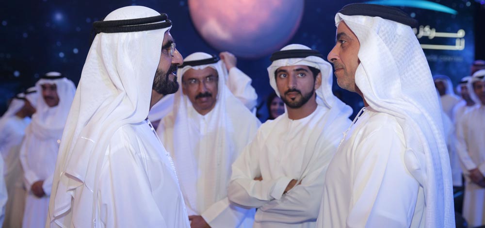 محمد بن راشد مستمعاً إلى سيف بن زايد بحضور حمدان بن محمد ومحمد المر. وام