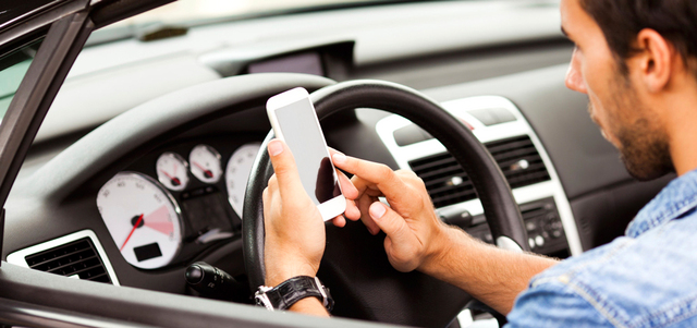 شركات سيارات عديدة أضافت أدوات التحكم بالهاتف الذكي إلى الشاشة اللمسية في السيارة. أرشيفية