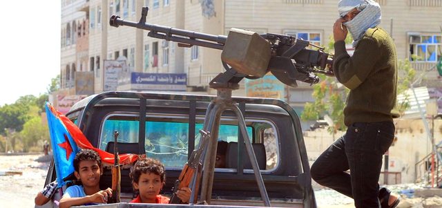 مقاتل من المقاومة خلال المواجهات مع الحوثيين في عدن. أ.ف.ب