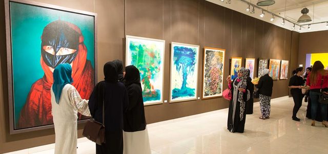 قدمت كل فنانة رؤيتها في إطار طغت عليه ملامح الأنوثة الرقيقة فعالجت كل منها قضايا المرأة بأسلوبها ما انعكس تنوعاً على المعرض الذي شمل أعمالاً تشكيلية وتصويرية إلى جانب تقنيات «الإنفوغراف». تصوير: أحمد عرديتي