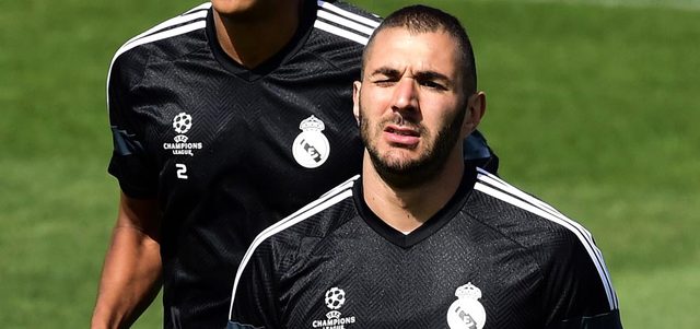 كريم بنزيمة يعزز هجوم الريال اليوم بعد تعافيه من الإصابة. أ.ف.ب