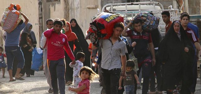 عائلات عراقية تفرّ من العنف في مدينة الرمادي بعد هجوم واسع شنّه تنظيم «داعش» وسيطر خلاله على 90% من قضاء الرمادي.  رويترز