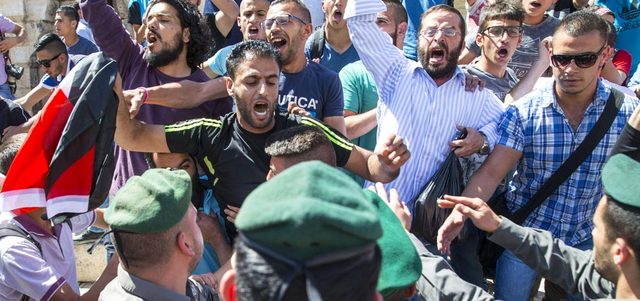 فلسطينيون في اشتباك مع شرطة الاحتلال في القدس المحتلة. أ.ف.ب