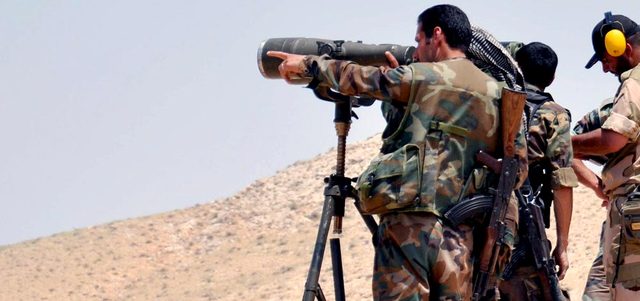 جنود سوريون يراقبون في محيط مدينة تدمر. إي.بي.إيه