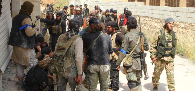 مقاتلون من المعارضة السورية يتجمعون في قرية المسطومة حيث سيطروا على معسكر المسطومة أكبر قاعدة عسكرية متبقية للنظام في محافظة إدلب.    رويترز
