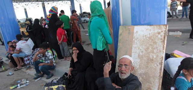 عراقيون فرّوا من العنف في الرمادي داخل مركز إيواء على مشارف بغداد.  رويترز