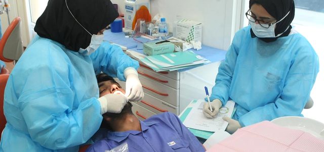 عيادة دبي لطب الأسنان تستقبل المرضى من العمال وتقدم لهم خدمات فحص وتركيب الأسنان وجراحة الفم وعلاج اللثة والجذور. الإمارات اليوم