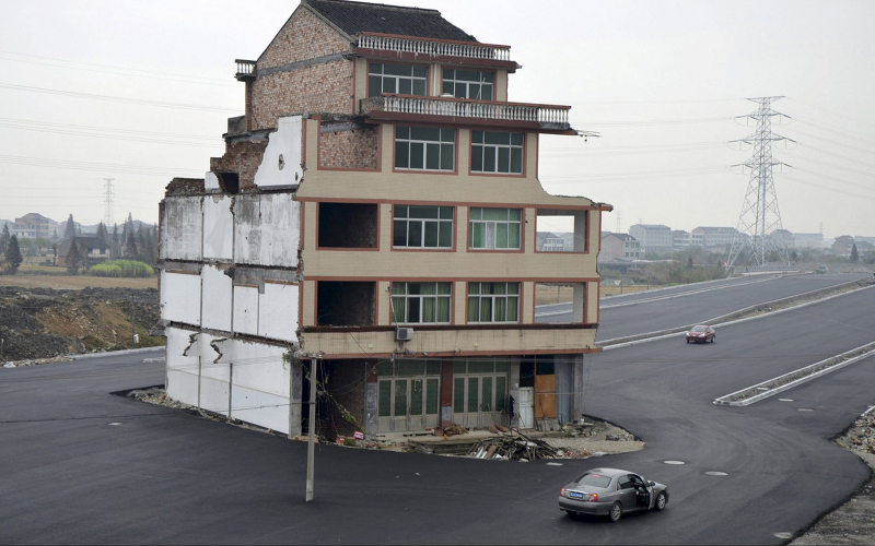 بيوت لبعض العائلات الصينية التي ترفض التخلي عن منازلها رغم العروض المغرية التي تقدمها  لهم الحكومة اوالشركات العقارية التي تقوم ببناء مشاريع ومجمعات سكنية جديدة، حيث اصبح يطلق عليهم بيوت "مسمار جحا" .وكالات