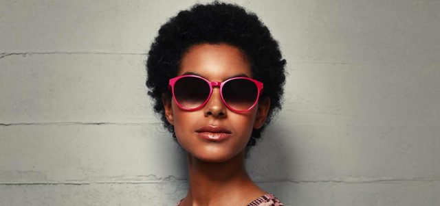 هذا الصيف يشهد رواجاً كبيراً للعدسات الكبيرة والمستديرة التي اشتهر بها نجم فريق البيتلز جون لينون بالإضافة إلى نظارات الطيّارين ذات العدسات البيضاوية. د.ب.أ