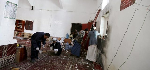 آثار الانفجار داخل أحد المساجد بصنعاء حيث أعلن «داعش» مسؤوليته عن التفجير. رويترز