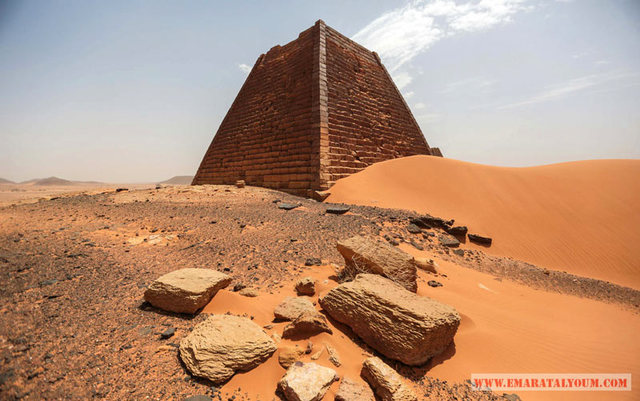 تبعد حوالي 6 كيلومترات الى اتجاه الشمال الشرقي من محطة كبوشية بالقرب من مدينة شندي