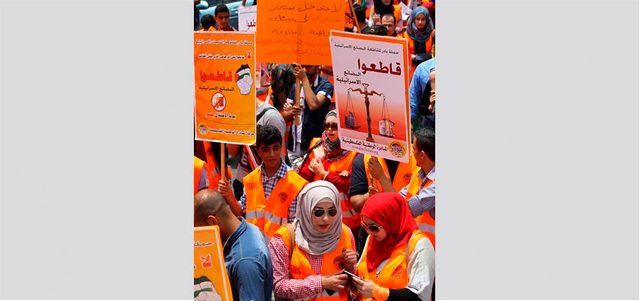 تظاهرة فلسطينية في رام الله تدعو إلى مقاطعة البضائع الإسرائيلية.    أ.ف.ب