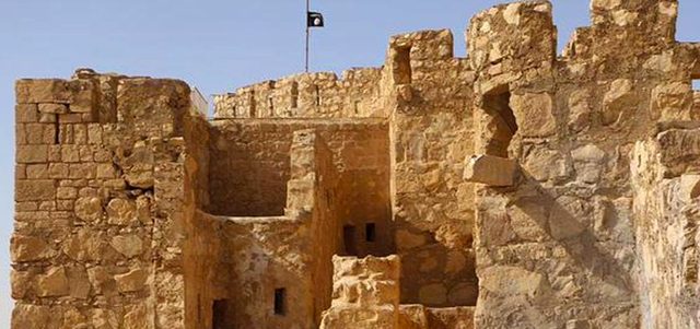 راية «داعش» على القلعة الإسلامية في تدمر.  أ.ب