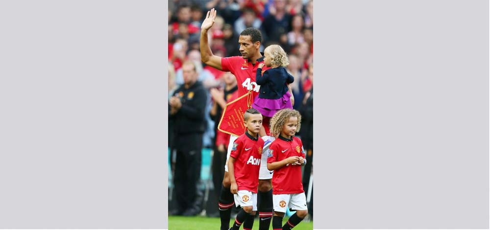 فيردناند وأولاده بعد آخر مباراة لعبها لنادي مانشستر يونايتد.