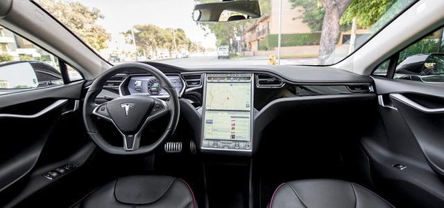 «تيسلا موديل أس» تضم شاشة لمسية قياسها 17 بوصة، يُمكن للسائق استثمارها للتحكم في الكثير من المهام. أرشيفية