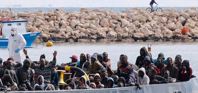 مهاجرون غير شرعيين يصلون إلى شواطئ سيسلي. رويترز