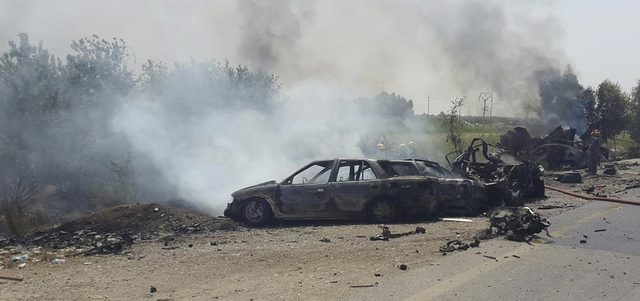 ارتفاع الدخان من موقع انفجار سيارة مفخخة في إحدى ضواحي محافظة ديالى أمس. رويترز