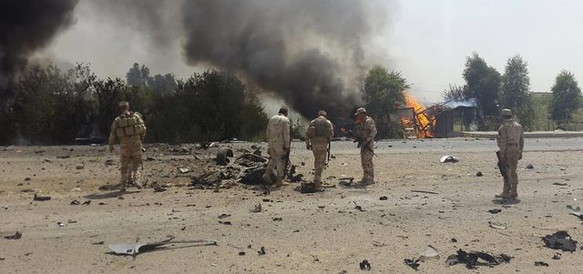 قوات الأمن العراقية تتفقد موقع هجوم بسيارة مفخخة على ضواحي محافظة ديالى أمس.  رويترز
