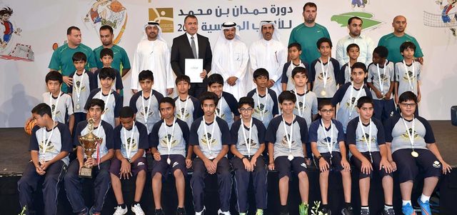 حارب والمنصوري والزاهد يكرمون المدارس الفائزة. من المصدر